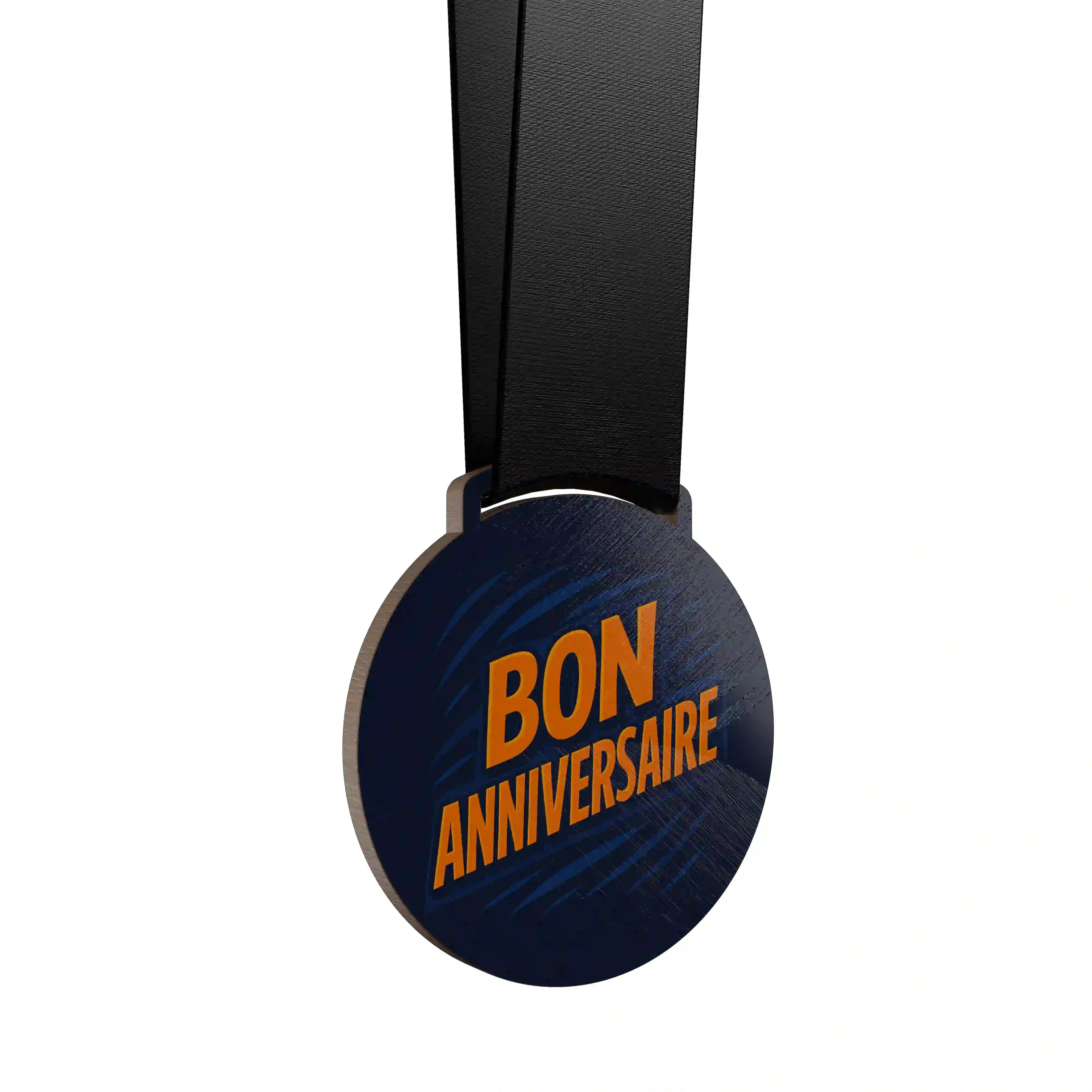 Médaille en bois avec bon anniversaire écrit dessus en orange sur fond bleu