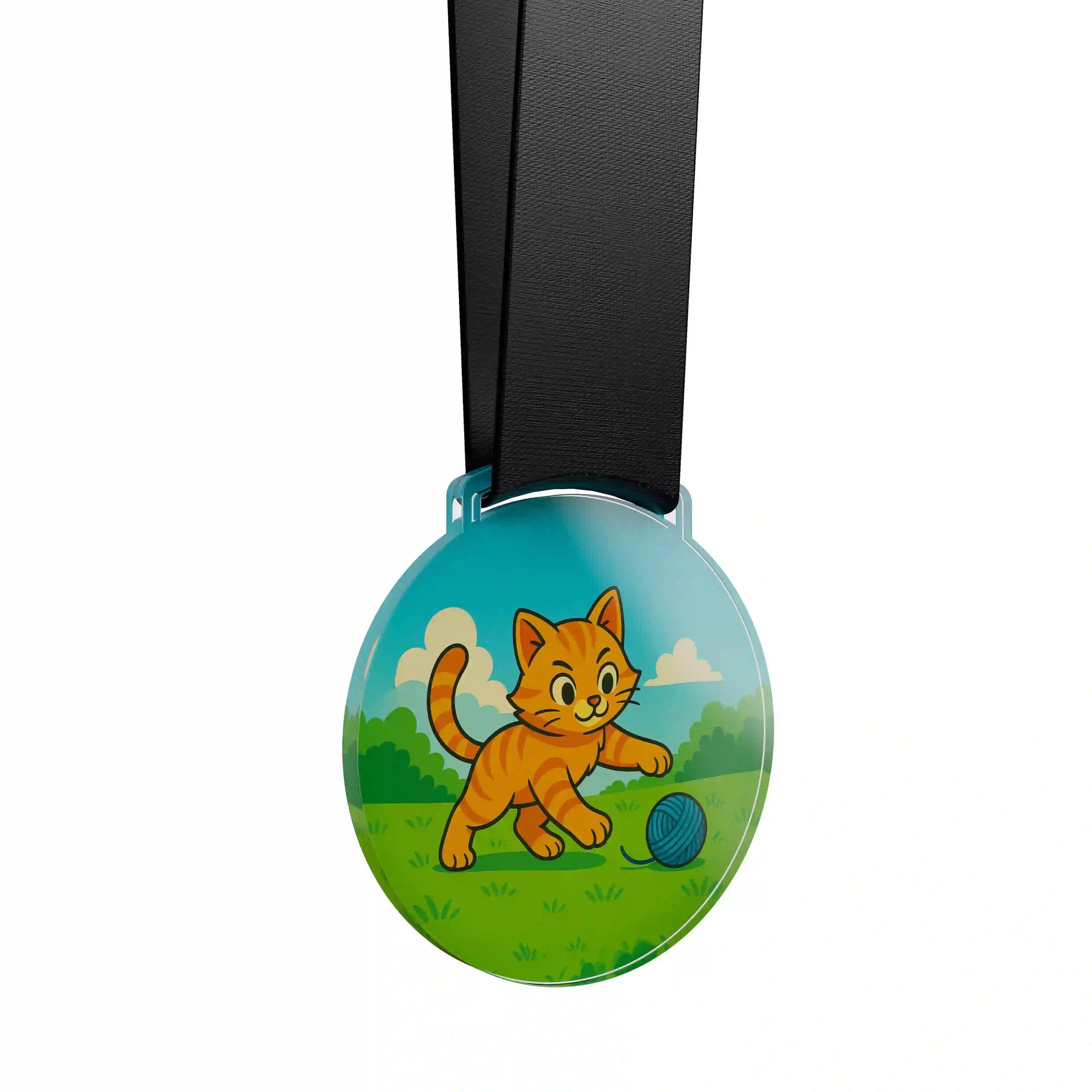 médaille acrylique d'un chat roux jouant avec une pelote