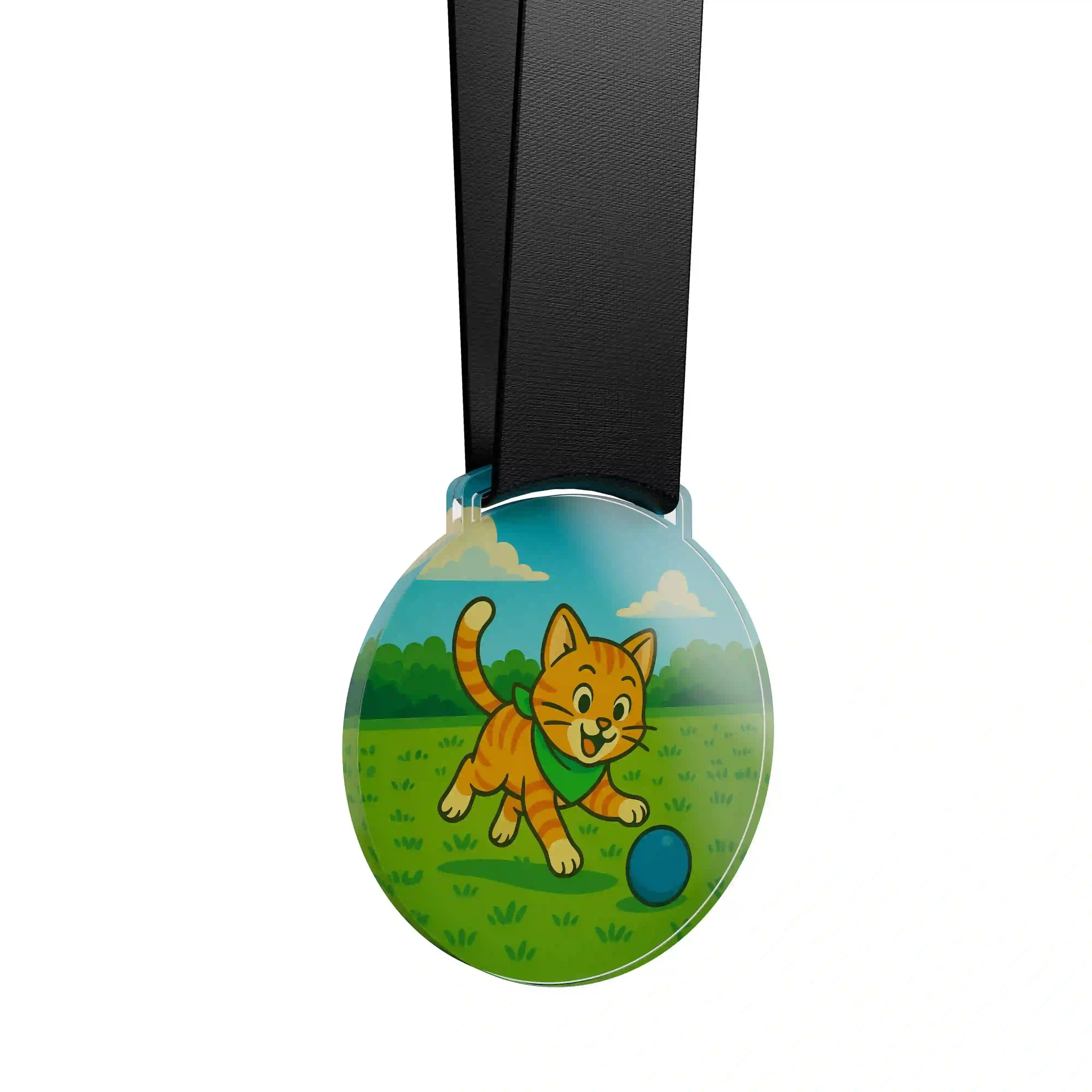 médaille acrylique d'un chat roux jouant avec une pelote