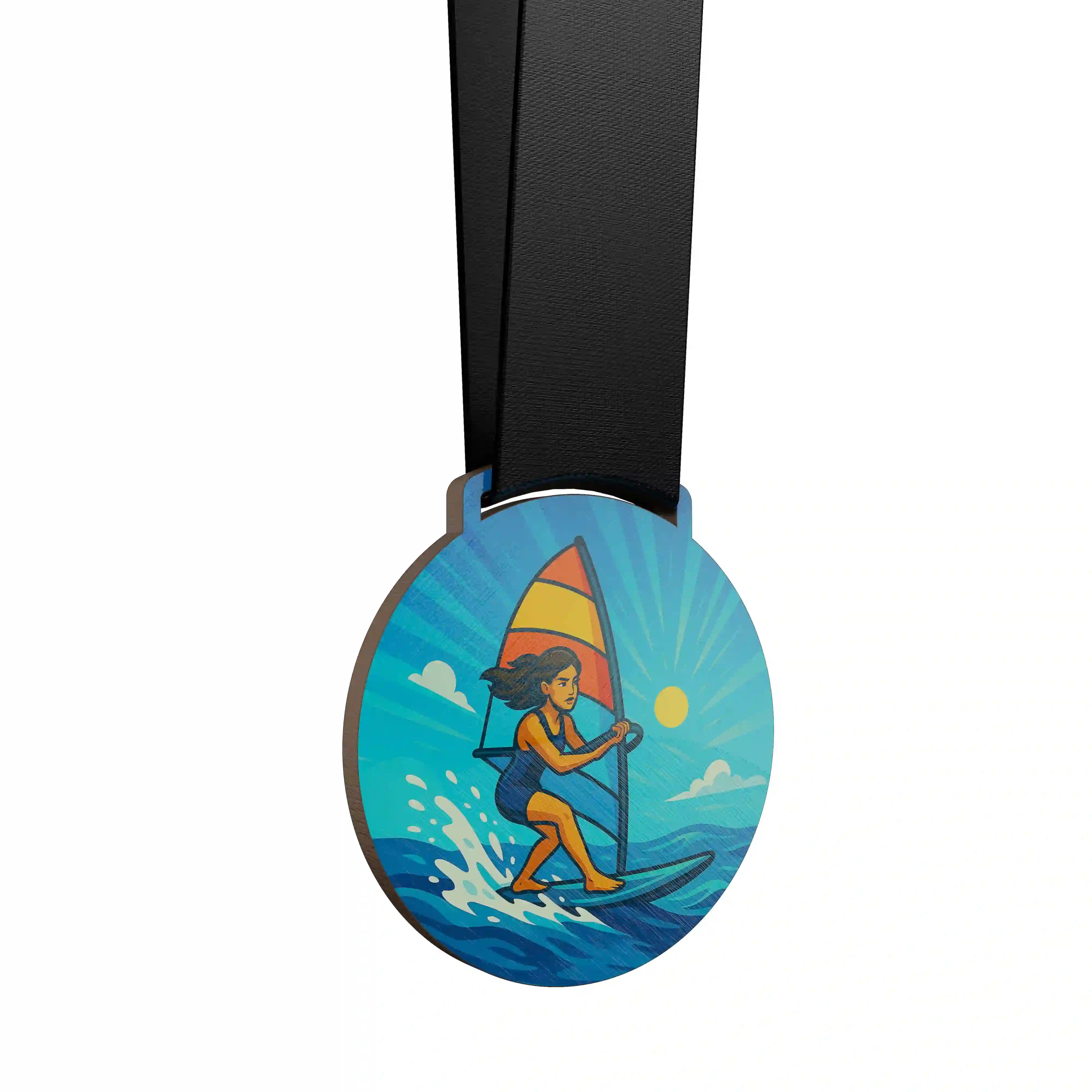 médaille en bois montrant une femme faire de la planche à voile