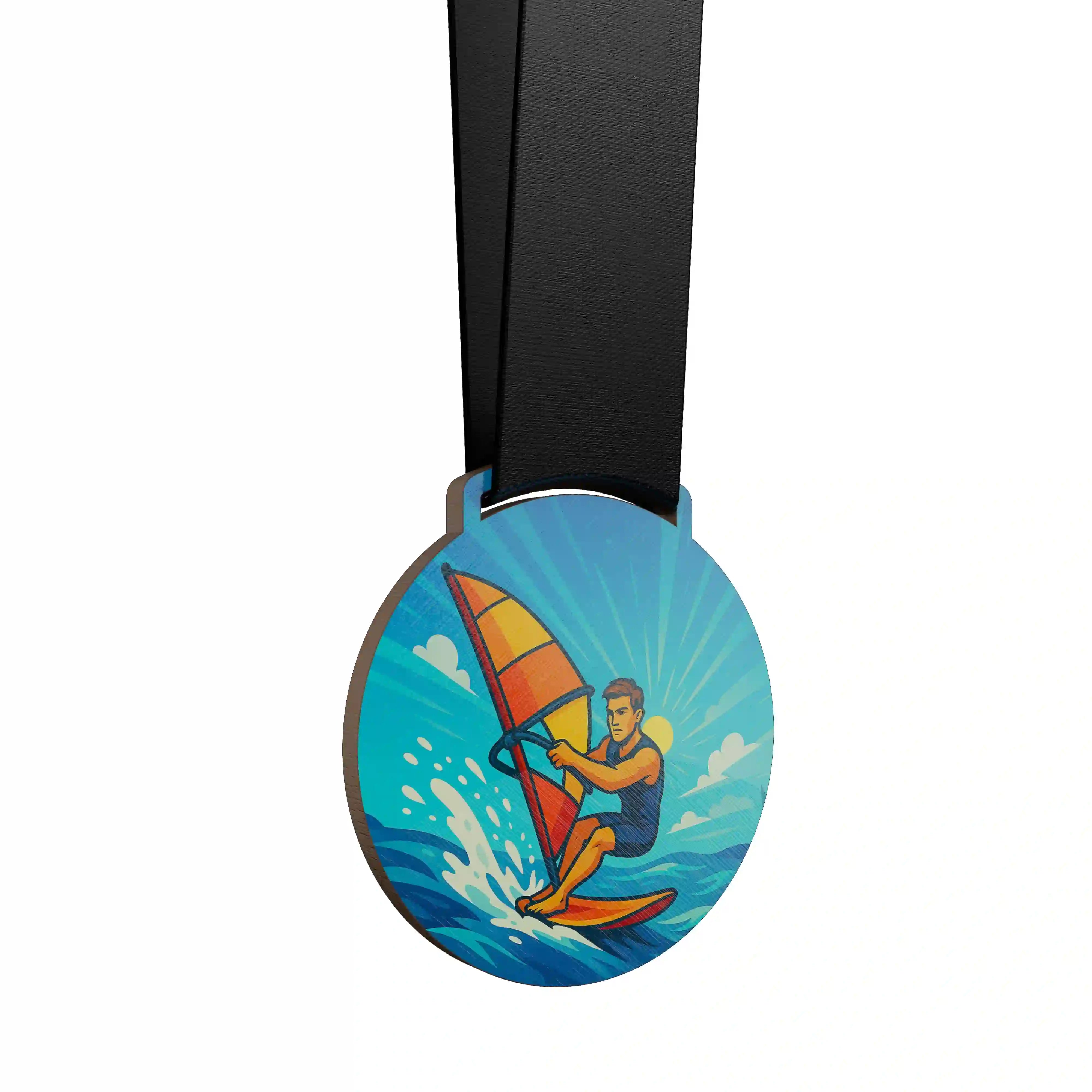 médaille en bois d'un homme faisant de la planche à voile